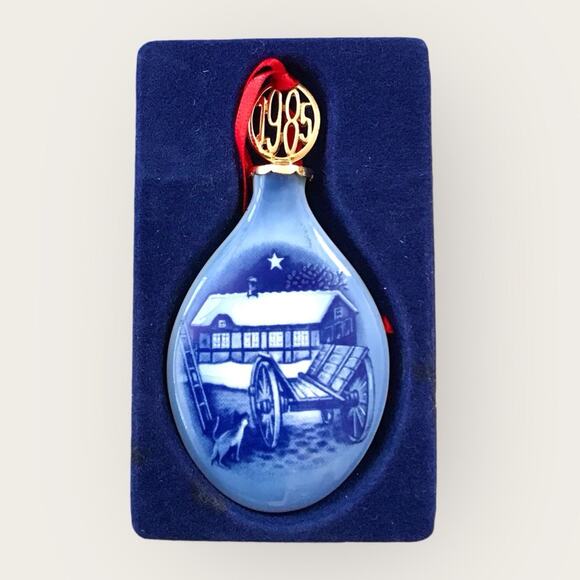 Christmas Eve at the Farmhouse 1985 Bing & Grondahl Porcelain Ornament Drop - Picture 1 of 6